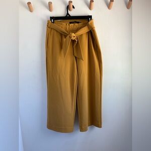 Woman’s Wide Leg Tie-Front Capris